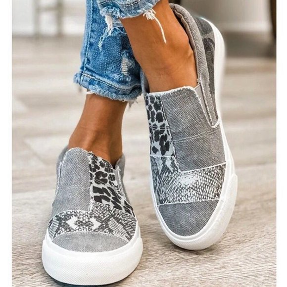 Shoes - 💥HP💥POPULAR Gray Leopard Print Sneaker